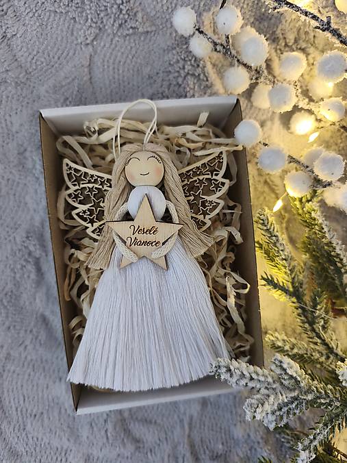 Dekorácie - Vianočný macrame anjelik  Veselé Vianoce - 17928647_