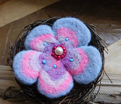 Brošne - plstená brošňa asymetrický kvietok - Výpredaj! - 17928228_