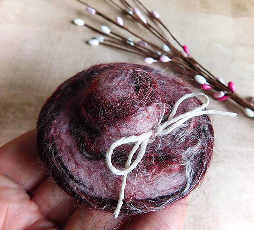 Brošne - brošňa plstený kombinovaný bordový klobúčik - 50%! - 17928241_