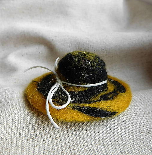 Brošne - brošňa plstený klobúčik - Výpredaj! - 17928259_