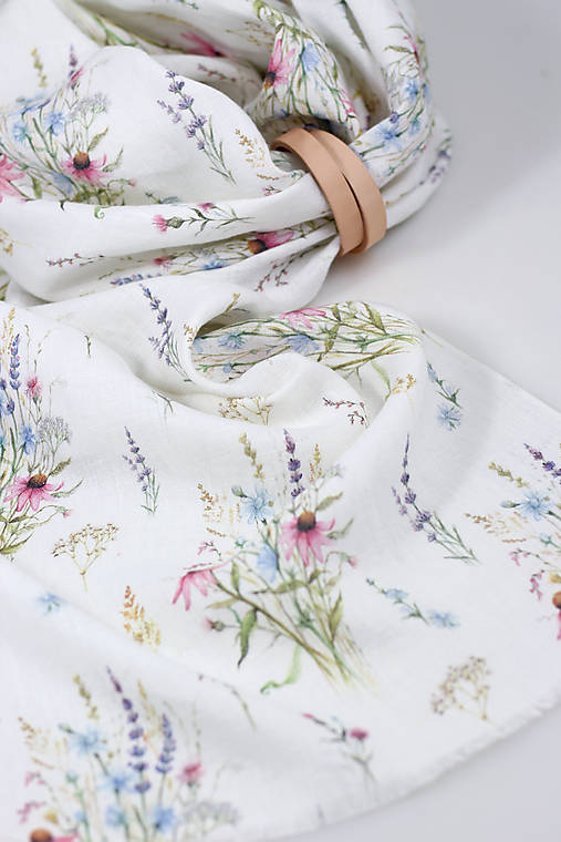 Jemná ľanová šatka s autorským kvetinovým vzorom – v darčekovom balení