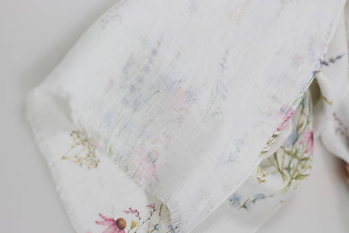 Jemná ľanová šatka s autorským kvetinovým vzorom – v darčekovom balení