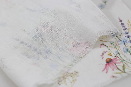 Jemná ľanová šatka s autorským kvetinovým vzorom – v darčekovom balení