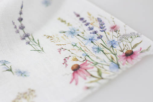 Jemná ľanová šatka s autorským kvetinovým vzorom – v darčekovom balení