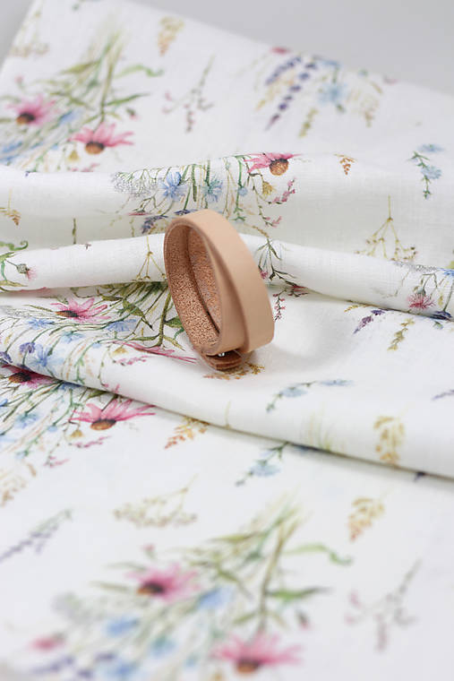 Jemná ľanová šatka s autorským kvetinovým vzorom – v darčekovom balení