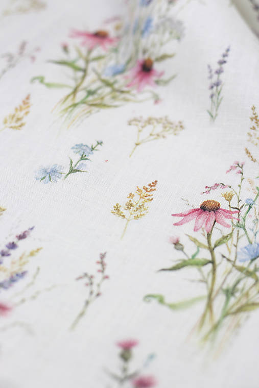 Jemná ľanová šatka s autorským kvetinovým vzorom – v darčekovom balení