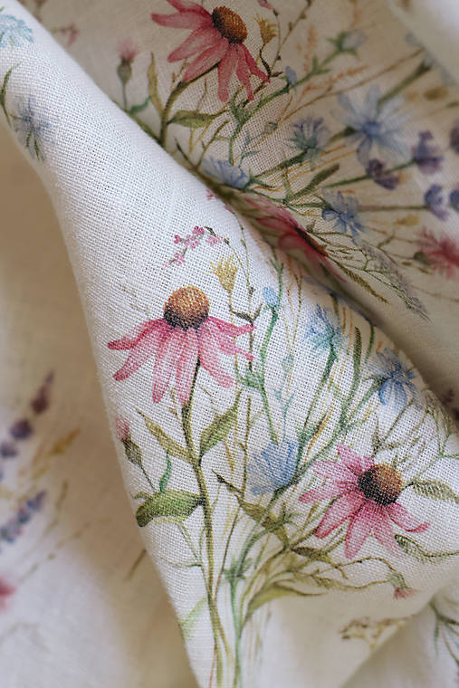 Jemná ľanová šatka s autorským kvetinovým vzorom – v darčekovom balení