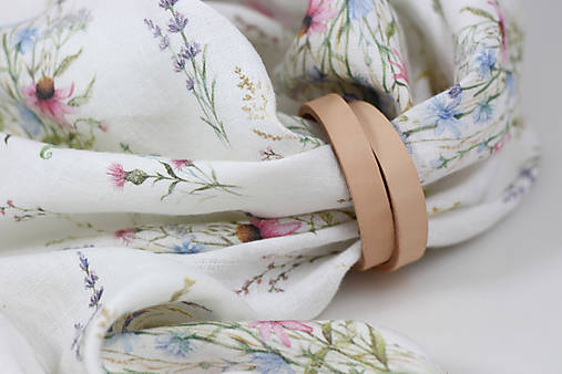 Jemná ľanová šatka s autorským kvetinovým vzorom – v darčekovom balení