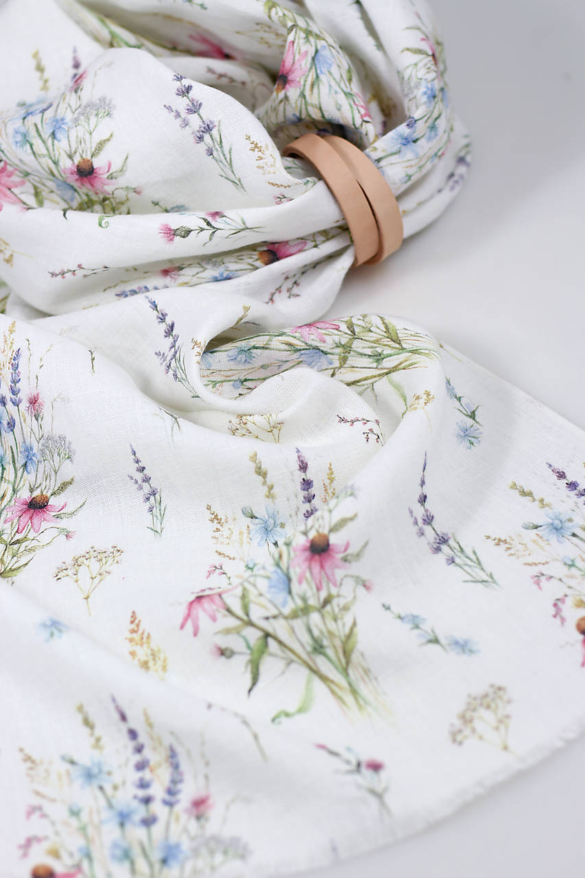 Jemná ľanová šatka s autorským kvetinovým vzorom – v darčekovom balení