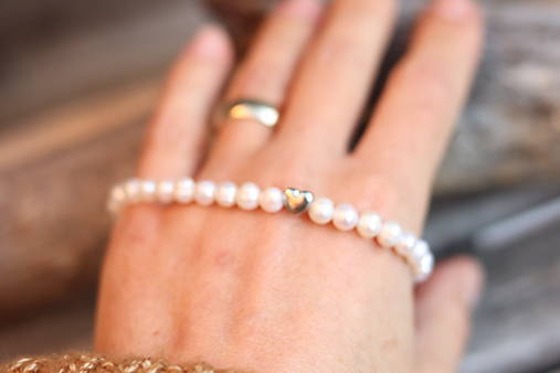 Perlový náramok so srdiečkom