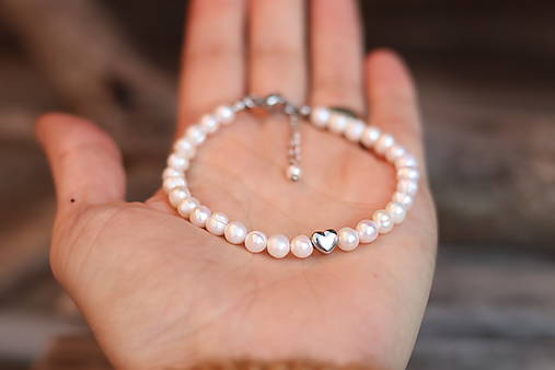 Perlový náramok so srdiečkom