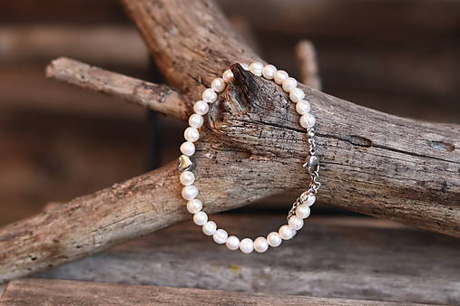 Perlový náramok so srdiečkom