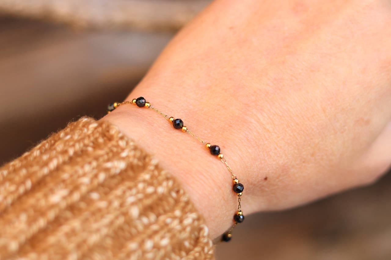 Tenký retiazkový náramok s onyxom