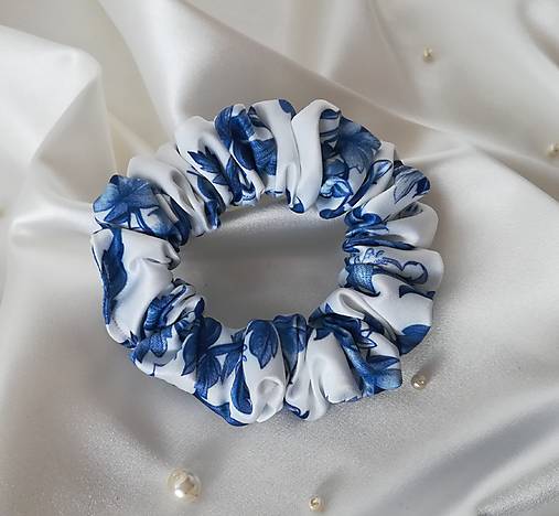 Ozdoby do vlasov - Saténová gumička Scrunchie BLUE FLOWERS veľkosť: SLIM - 17928850_