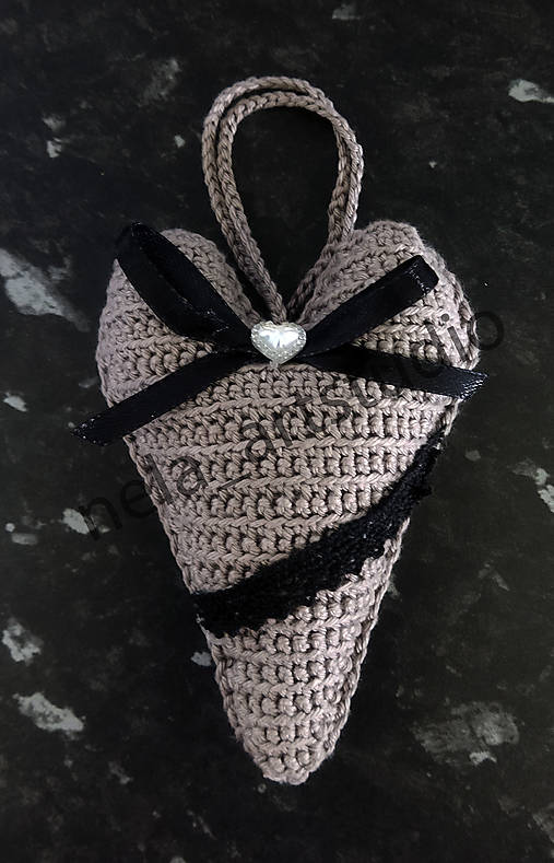 Dekorácie - Háčkované dekorační srdce na zavěšení šedé - 17925882_