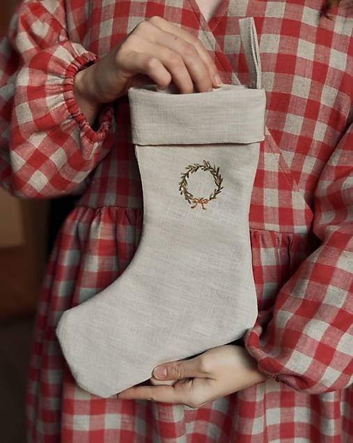 Dekorácie - Ručne vyšívaná ľanová mikulášska/vianočná čižma - béžová - 17927775_