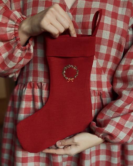 Dekorácie - Ručne vyšívaná ľanová mikulášska/vianočná čižma - červená - 17927820_