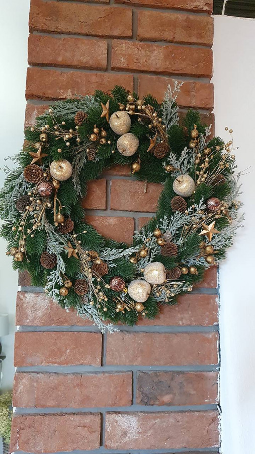 Dekorácie - Závesný veniec zimný zlatý - 17929257_