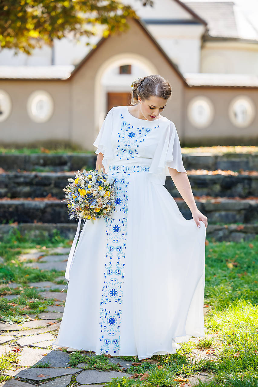 Ivory svadobné šaty s modrou výšivkou
