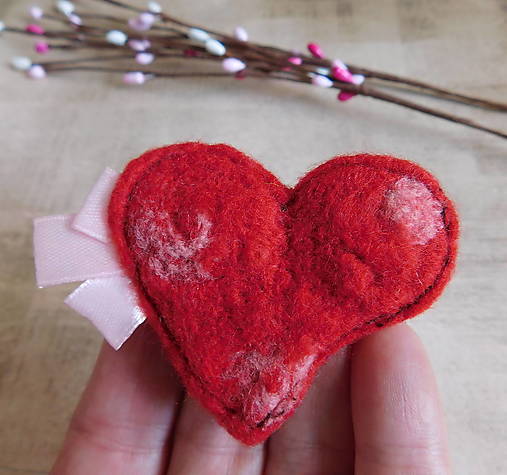 Brošne - plstená brošňa srdce - Výpredaj! - 17929701_