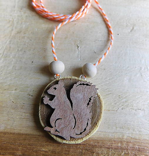 Náhrdelníky - drevený náhrdelník veverička - Výpredaj všetkého! - 17930353_
