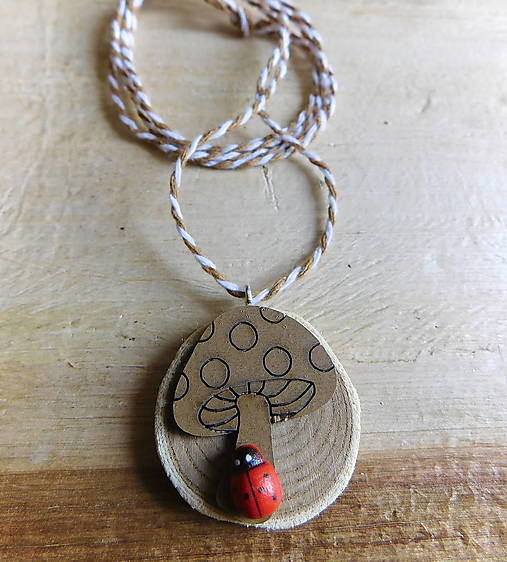 Náhrdelníky - drevený náhrdelník hríbik -Výpredaj všetkého! - 17930369_