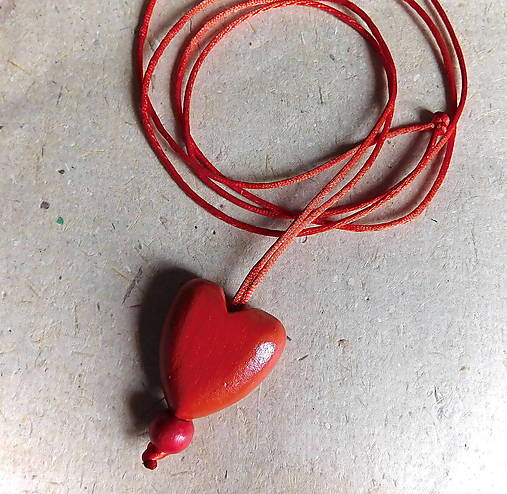 Náhrdelníky - drevený náhrdelník srdiečko - Výpredaj všetkého! - 17930381_