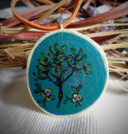 Náhrdelníky - drevený prívesok stromček na koži -Výpredaj všetkého! - 17930445_