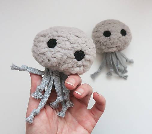 Maňuška na ruku inšpirovaná Fonematickým šlabikárom (prštekový bacil Omyl)