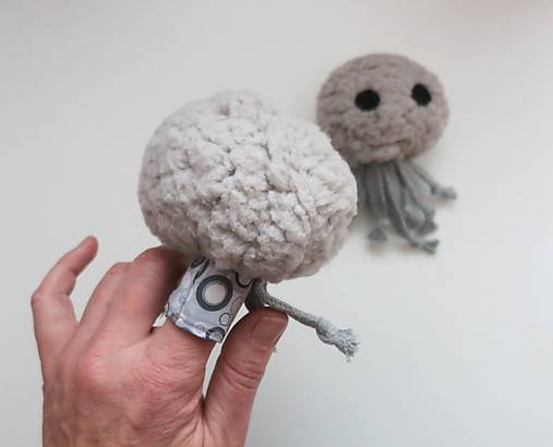 Maňuška na ruku inšpirovaná Fonematickým šlabikárom (prštekový bacil Omyl)