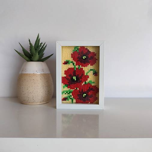 Dekorácie - Miniatúrna výšivka 5 x 7,5 cm v  ráme na zavesenie: Maky 3 - 17929663_