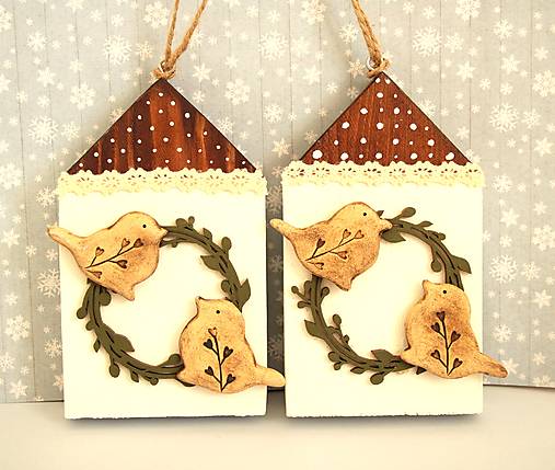 Drevený domček s vtáčikmi