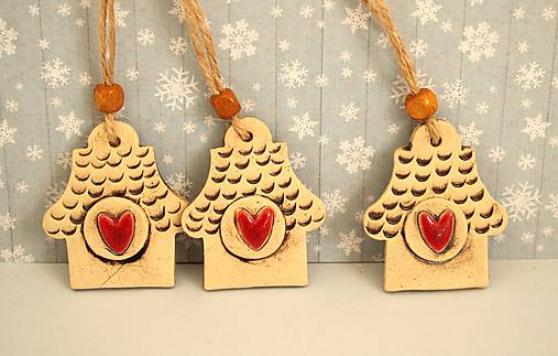 Vianočný domček so srdiečkom