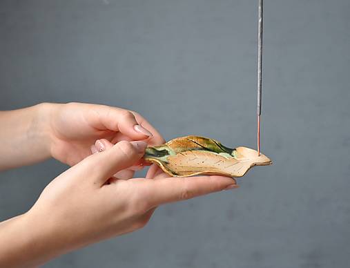 Svietidlá - Svietnik, tanierik na vonnú tyčinku list . - 17930591_