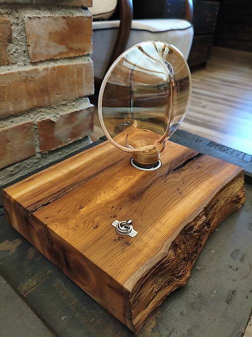 Lampa drevená dekoračná z tvrdého dreva