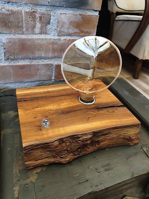 Lampa drevená dekoračná z tvrdého dreva