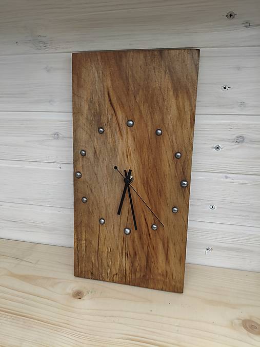 Hodinky nástenné z bieleho orechu