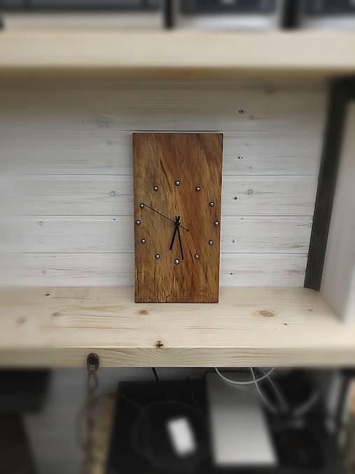 Hodinky nástenné z bieleho orechu