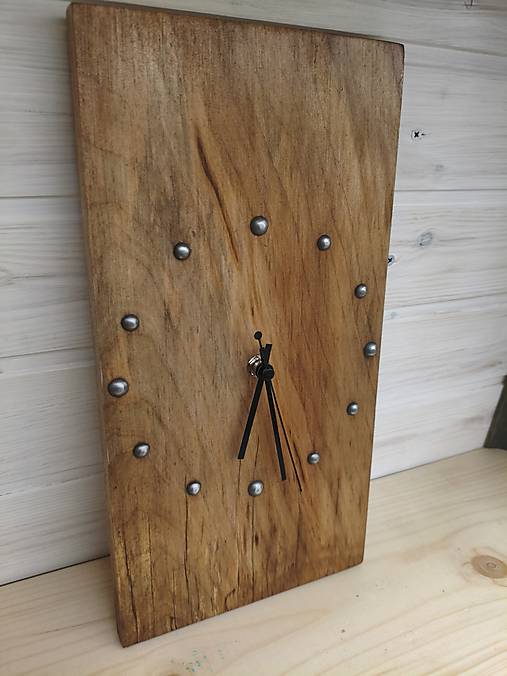 Hodinky nástenné z bieleho orechu