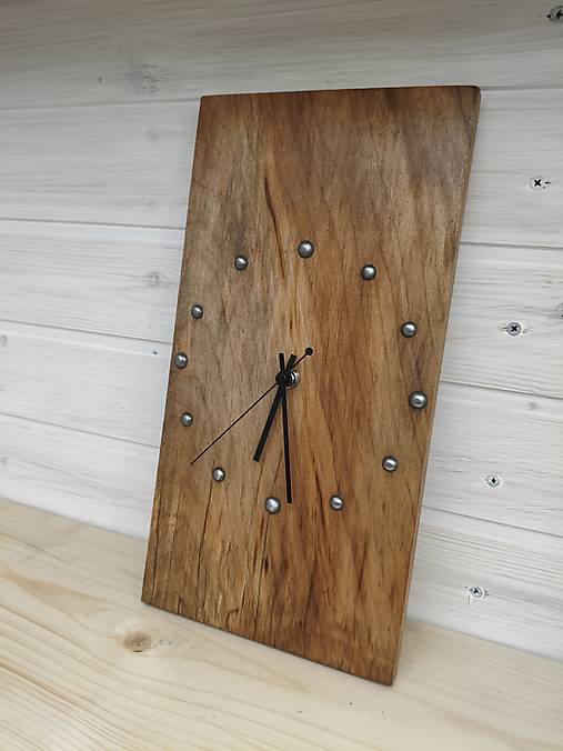 Hodinky nástenné z bieleho orechu