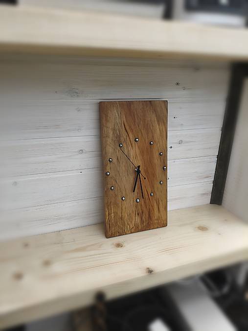 Hodinky nástenné z bieleho orechu