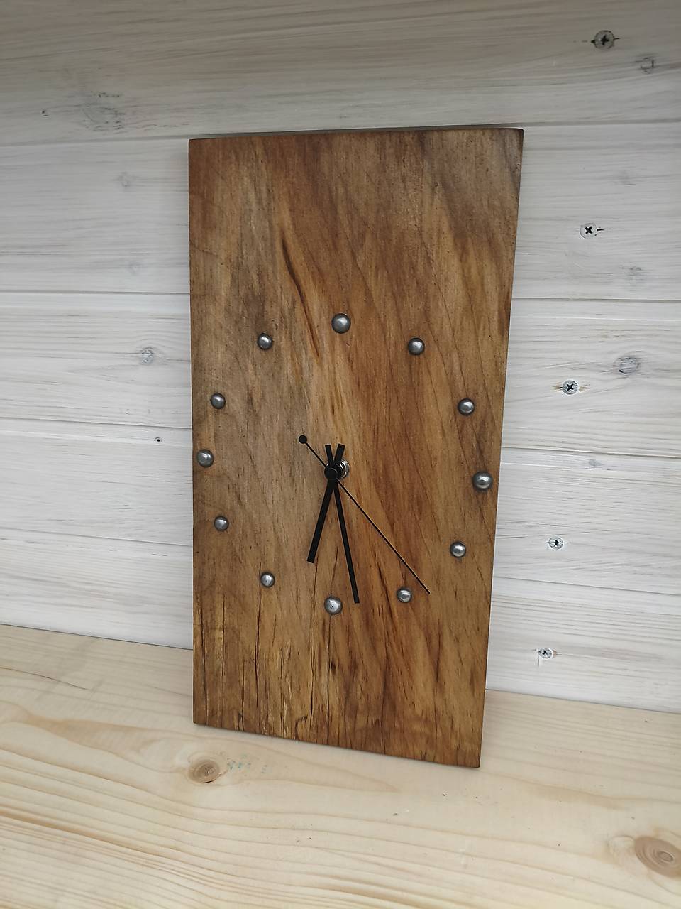 Hodinky nástenné z bieleho orechu