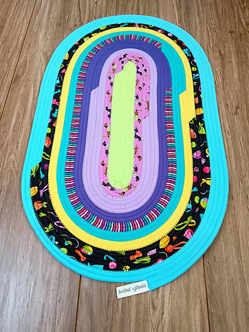 Koberček pod misku na granule pre psov