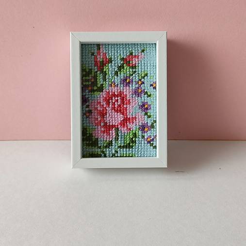 Dekorácie - Miniatúrna výšivka 5 x 7,5 cm v ráme na zavesenie: Ruža - 17932759_