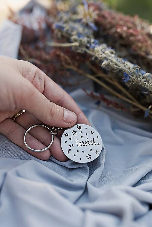 Kovové kľúčenky Ručičkovo s ručne vyrazeným textom