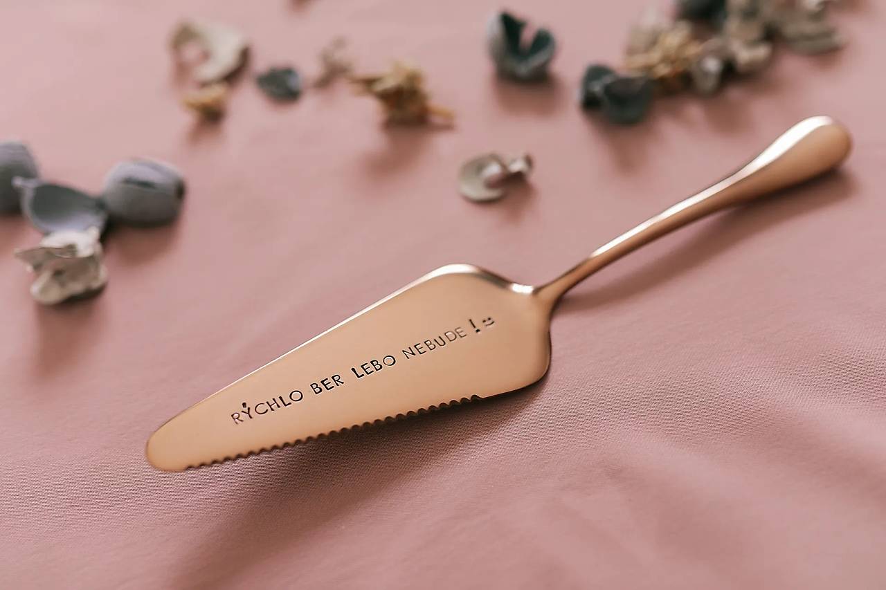 Tortová lopatka Ručičkovo s ručne vyrazeným textom