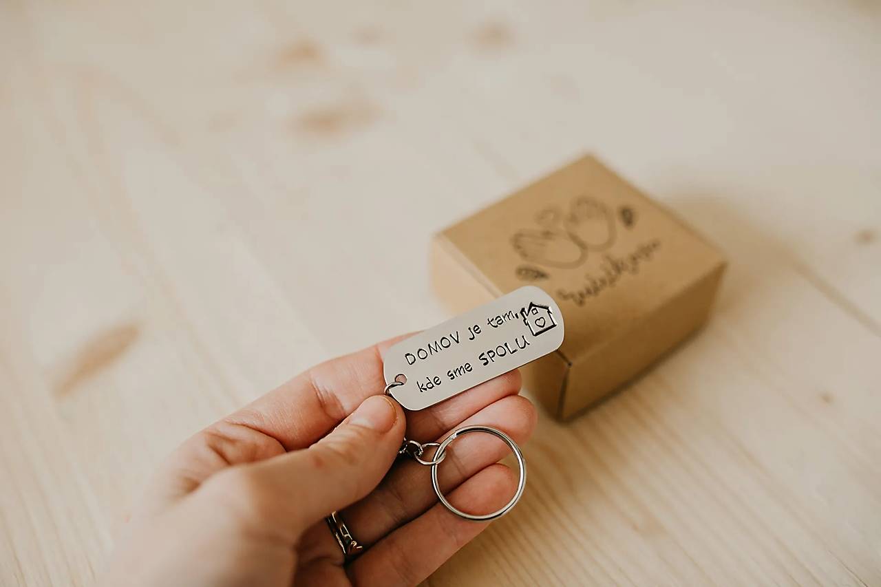 Kovové kľúčenky Ručičkovo s ručne vyrazeným textom