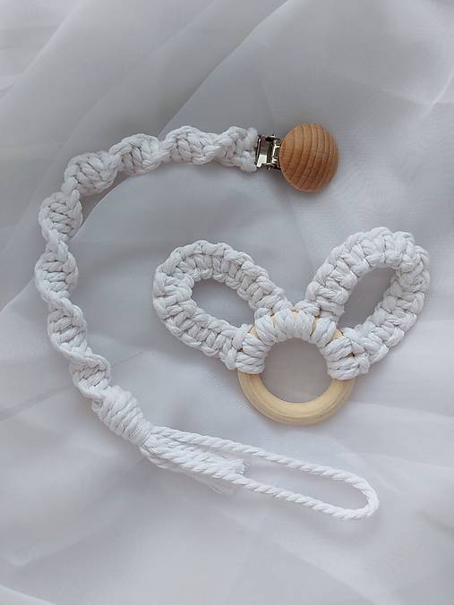 Hračky - Makramé hryzátko + držiak na cumlík biely set - 17935104_