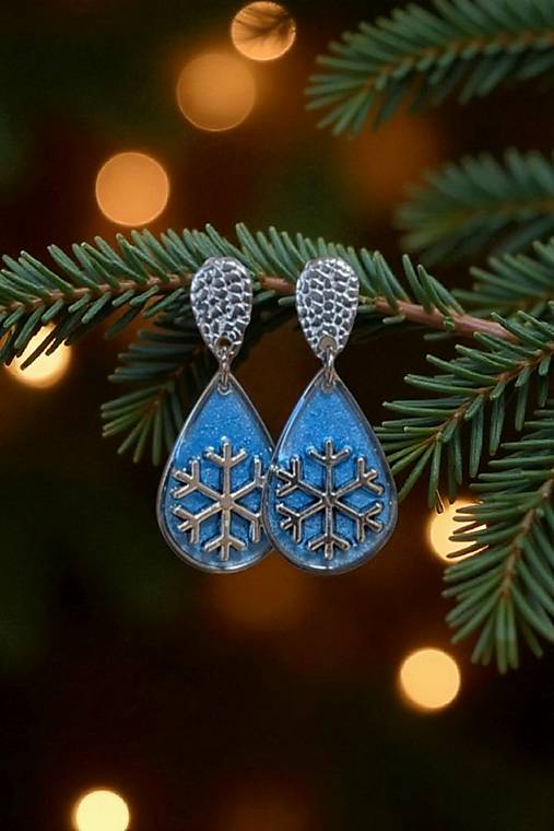 Náušnice - Vianočné náušnice bledomodré s vločkami, nerezová oceľ - 17933862_