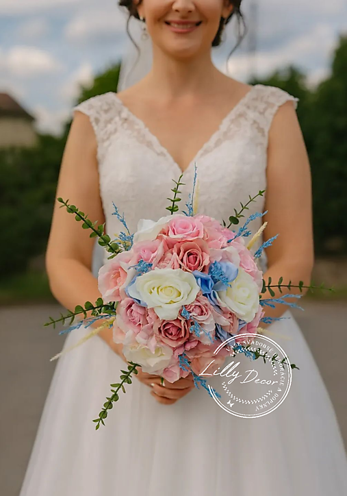 Kytice pre nevestu - Svadobná kytica s pierkom ružovo-modrá - 17938427_